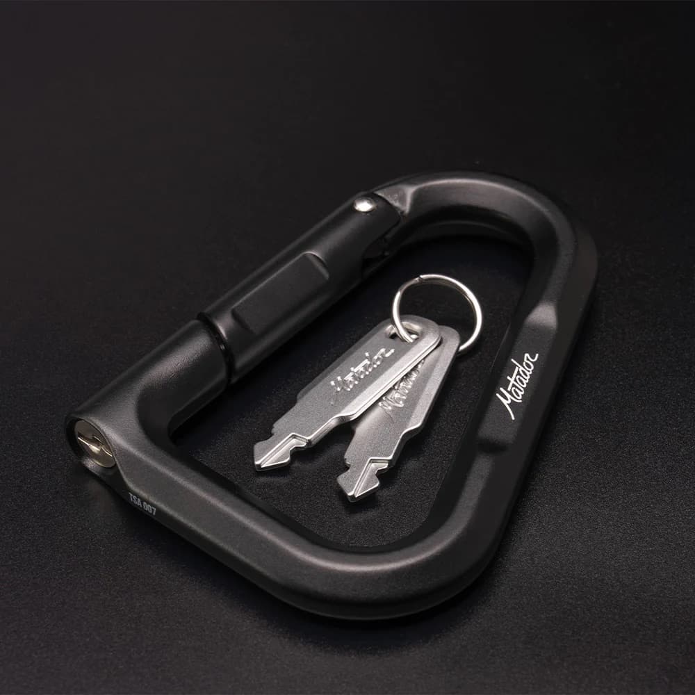 A carabiner with a locking mechanism